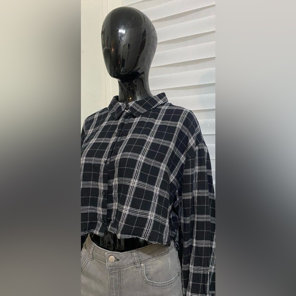 H&M DIVIDED 100% COTTON BLACK AND WHITE PLAID CROP TOP 20” PTP - Picture 4 of 7